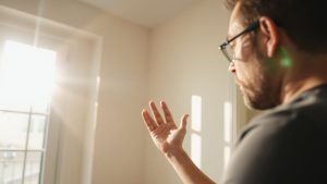 Persoană verificând atent un apartament pentru închiriere.